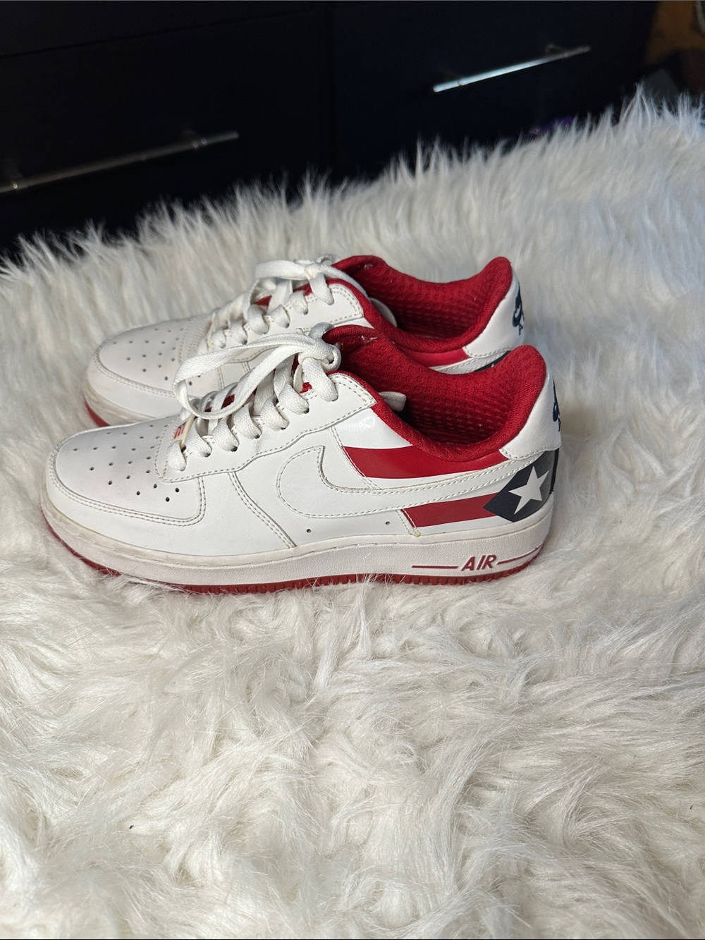 Nike White & Red Low Top Sneakers with Star Accent size 6.5 Puerto Rico